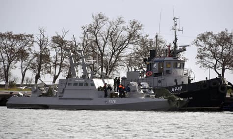 «Чекаємо і віримо, що все буде добре»: рідні українських моряків, поранених унаслідок атаки у Керченській протоці