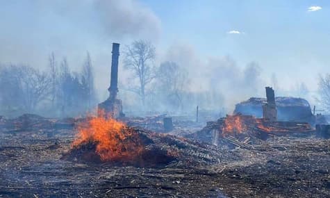 Поселок Сосьва на Урале почти полностью сгорел. В регионе — один погибший, десятки зданий уничтожены
