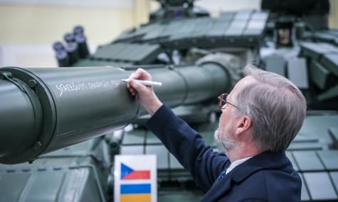 Чехія готується передати Україні нову партію танків Т-72 — прем’єр