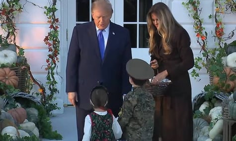 Дональд і Меланія Трамп з дітьми у російських костюмах