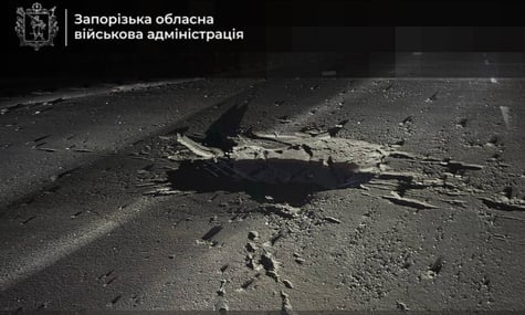 Вирва, яка утворилася після російського удару по мосту через Дніпро в Запоріжжі, 6 жовтня 2026 року Вирва, яка утворилася після російського удару по мосту через Дніпро в Запоріжжі, 6 жовтня 2026 року