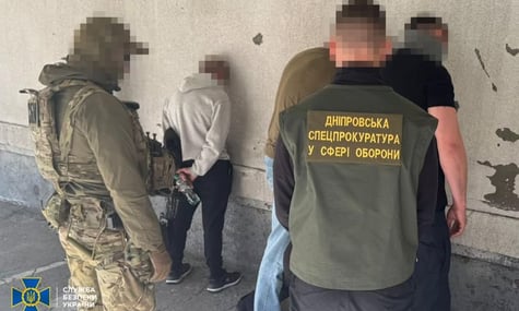 Вимагав у ветерана 1500 доларів за виключення з обліку. У Дніпрі на хабарі затримали офіцера ТЦК