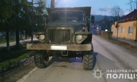 На Закарпатті 1,5-річна дівчинка загинула під вантажівкою, коли п’яна мама відволіклась — поліція