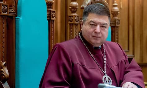После расследования журналистов главу Конституционного суда вызвали в прокуратуру для вручения подозрения