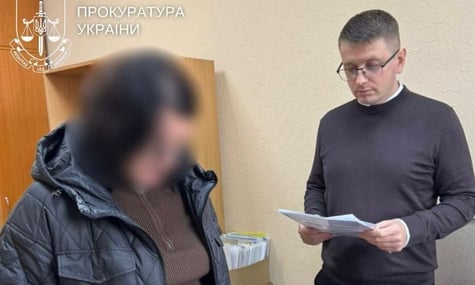 У Києві бухгалтерка управління освіти нараховувала виплати освітянам на свою картку — слідство