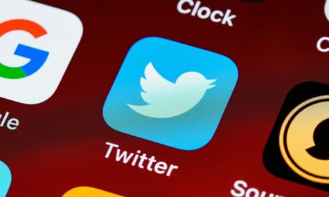 Доход от рекламы в Twitter снизился на 50%