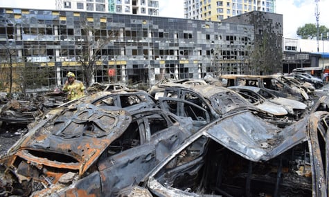 «Чого вони сюди ціляться? Ніби весь Київ — наш масив». Удар рф залишив «кладовище машин» та 7 убитих на Позняках (ФОТО)