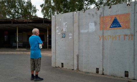 Чоловік стоїть біля укриття Костянтинівці, 11 серпня 2025 року Чоловік стоїть біля укриття Костянтинівці, 11 серпня 2025 року