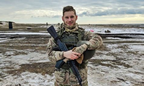 «Сначала идет авиабомбардировка, а потом обстрел с кораблей. Это нескончаемый ужас». История бойца с «Азовстали»
