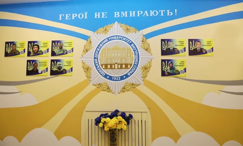 На муралі загиблих військових в Одеському виші помістили фото живого захисника. Там пообіцяли розібратися
