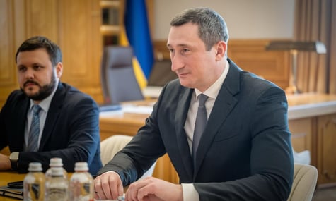 Бізнесмен Міндіч, близький до ОП, поїде до Чернишова, щоб переконати його повернутися в Україну — «Дзеркало тижня»
