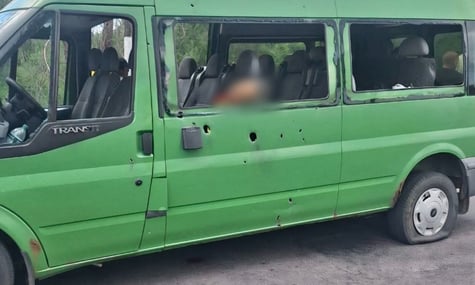 Понівечений мікроавтобус у Нікополі