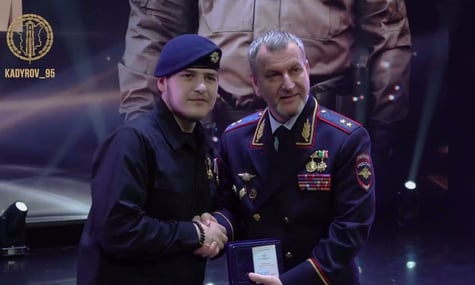 Сина Кадирова нагородили медаллю дорожньої служби, попри смертельну ДТП та перегони на дорогах