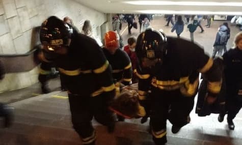 В киевском метро пассажирка попала под поезд. Движение поездов временно ограничивали