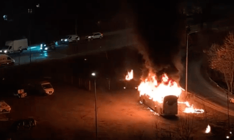 На одній зі стоянок у Львові вибухнув автобус: він не належить до громадського транспорту, постраждалих немає