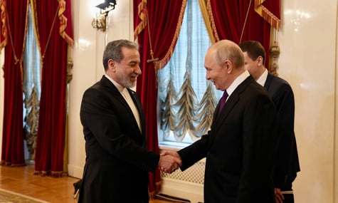 Міністр закордонних справ Ірану Аббас Арагчі та глава рф володимир путін