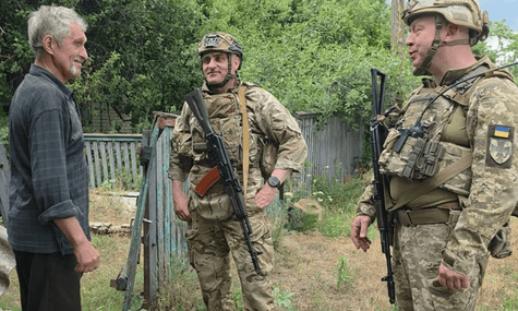 «Якби вдалось уразити — пілот став би героєм росії». Під час «Вівальді» офіцери ДПСУ з генералом і Героєм України заходили в звільнену Карпівку на очах у росіян