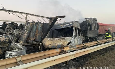 В Одесской области столкнулись сразу 5 автомобилей, в том числе два грузовика. Пострадали 8 человек, еще трое погибли
