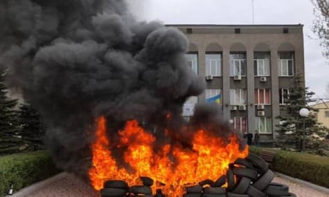 У Кривому Розі містяни підпалили шини під офісом «Криворіжгаз» через відсутність опалення
