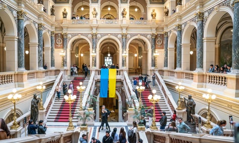 Український прапор, який вивісили учасники організації «Капутін» у Національному музеї Чехії, 30 березня 2026 року