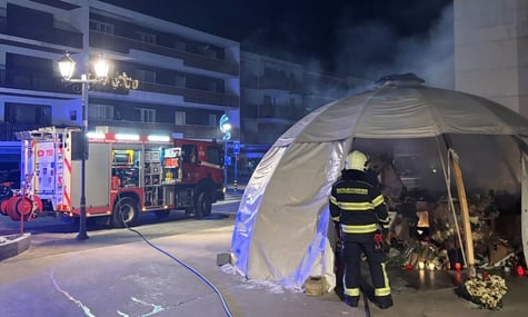 Рятувальники гасять пожежу біля меморіалу поблизу бару Le Constellation