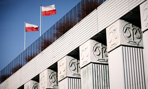 росіянин, якого в Польщі звинуватили в шпигунстві, прийшов на суд із запискою про путіна та малюнком геніталій