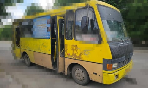росіяни атакували дронами маршрутку та карету «швидкої» в Херсоні. Один чоловік загинув на місці