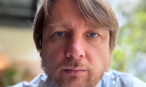 Ведучий «Ісландії» Петров справді працює у військовому кладовищі: він займається комунікаціями