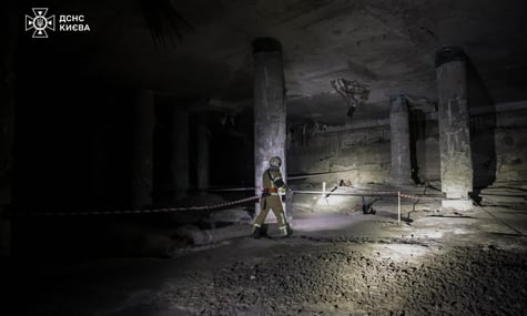 У Києві хлопець упав в яму і провалився на вулицю часів ХI–XII століття У Києві хлопець упав в яму і провалився на вулицю часів ХI–XII століття