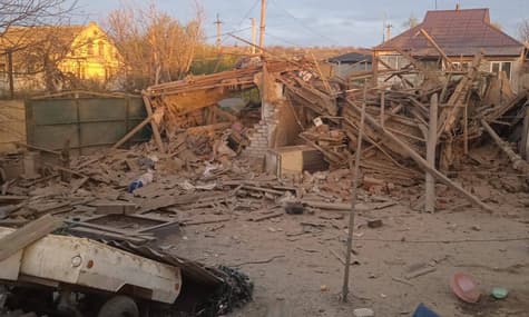 росія вдарила по селу на Харківщині. З-під завалів дістали 2 загиблих цивільних