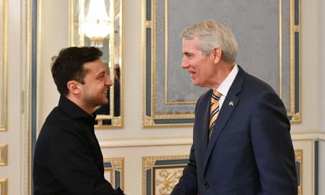 Зеленский рассказал сенатору США о «двух войнах» — с Россией и коррупцией