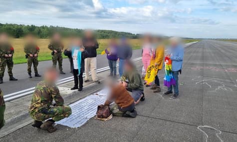 В Нидерландах на авиабазу с американским ядерным оружием пробрались протестующие