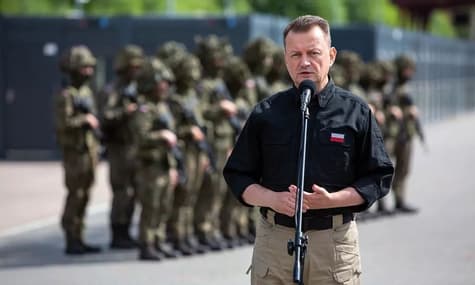 Министр обороны Польши обвинил оппозицию в готовности отдать половину страны в случае войны