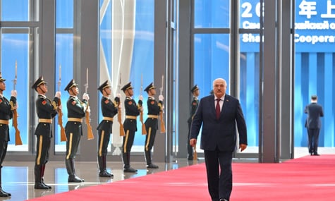 Під час візиту до Китаю Лукашенко подарував лідерам ШОС картоплю зі своєї ферми та ріпакову олію
