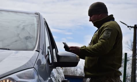 Некоторые мужчины подделывают свидетельства о смерти жены, чтобы выехать за границу — ГПСУ