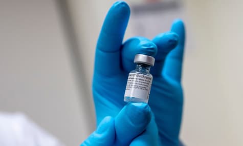 Людям, переболевшим COVID-19, может быть достаточно введения одной дозы вакцины. Вторая почти не влияет на иммунитет