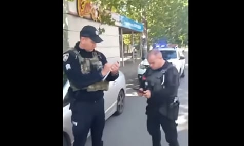 У Херсоні чоловік заявив про штраф за неправильне паркування, коли він нібито ховався від дронів. Поліція заперечує