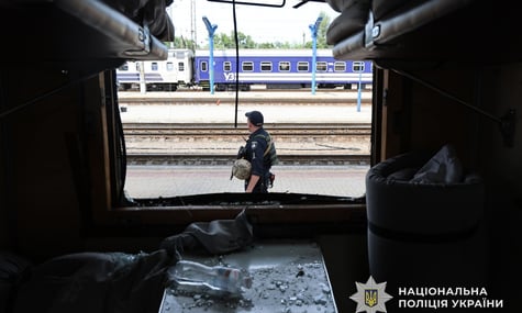 Через атаку рф на Дніпропетровщині розтрощено 5 вагонів потяга. Там їхали сотні людей — Зеленський