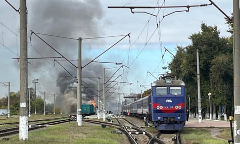 Оккупанты ударили по вокзалу в Шостке дважды: повторно, когда началась эвакуация