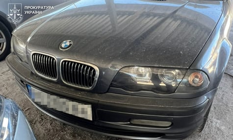 Автомобіль, який вилучили правоохоронці під час обшуків Автомобіль, який вилучили правоохоронці під час обшуків