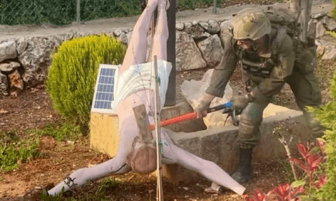 Військовий ЦАХАЛу розбиває пам'ятник Ісусу в Лівані