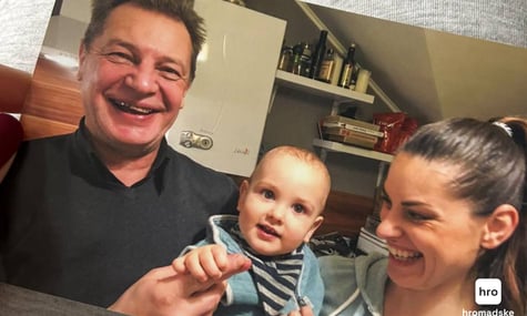 Віктор Єрко разом з донькою й онукою