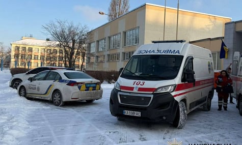У Києві учень із ножем напав на вчительку та однокласника — поліція