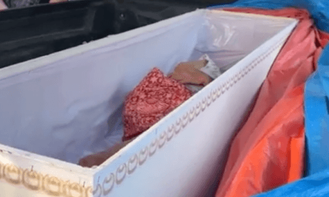 65-річна жінка лежить у труні біля храму Wat Rat Prakhong Tham у Таїланді