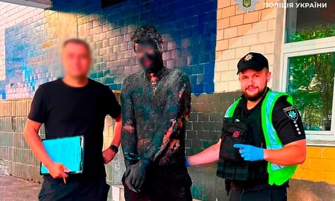 У Києві чоловік стрибнув у бочку зі смолою