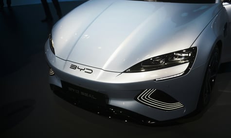 Американська Tesla вперше поступилася лідерством китайській BYD на ринку електромобілів