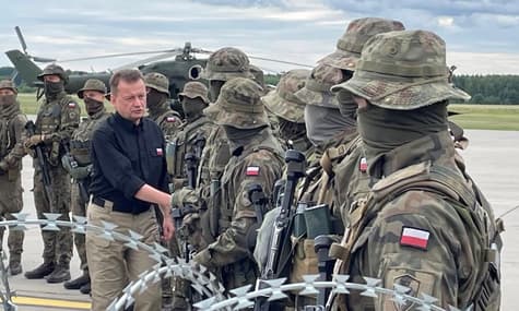 Польша привлечет 10 тысяч военных к охране границы с Беларусью, может перекрыть железную дорогу