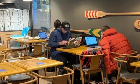 Супермаркети на Троєщині почали працювати цілодобово. Там можна працювати та підзарядитися