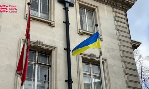 «Момент гордості». Після перемоги правопопулістської партії з ради у Великій Британії зняли український прапор, який висів із 2022-го