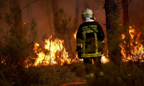Пожежник стоїть неподалік від полум’я у Бордо, Франція, 26 липня 2026 року
